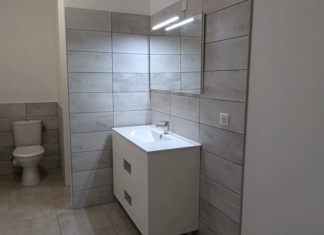 Maison récente de 136 m2 avec 4 chambres, jardin et garage à Althen des Paluds 