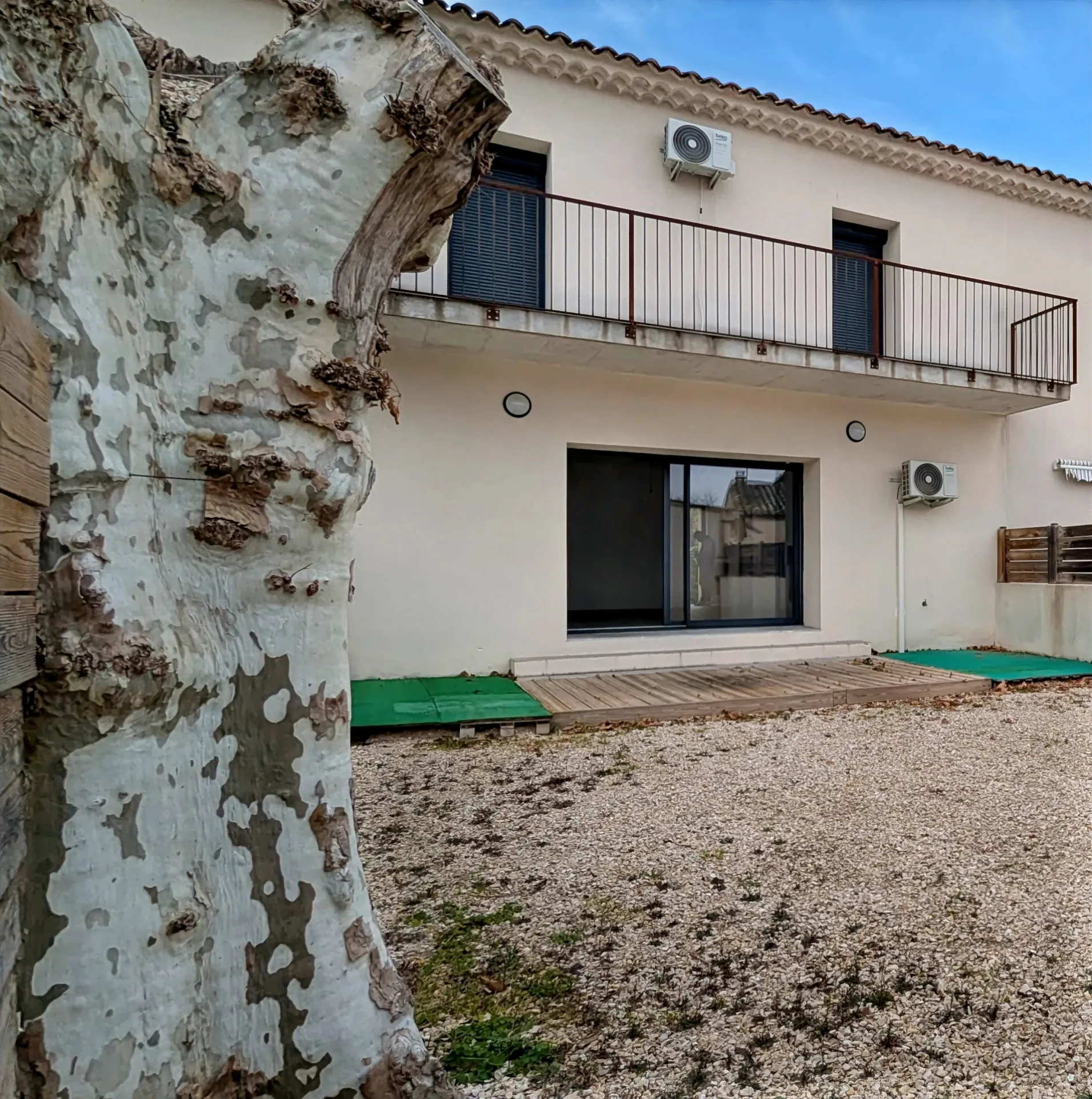 Maison récente de 136 m2 avec 4 chambres, jardin et garage à Althen des Paluds 