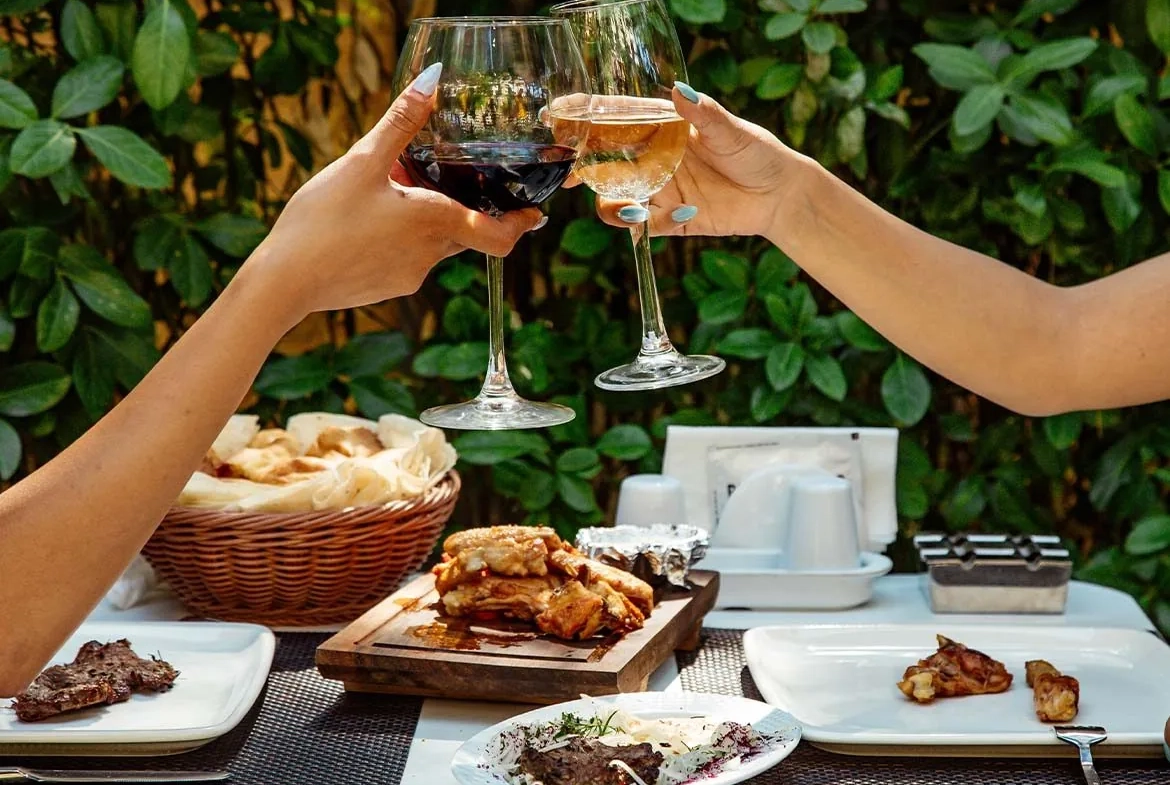 Restaurant à vendre avec terrasse et parking à Neuchâtel - Opportunité idéale 