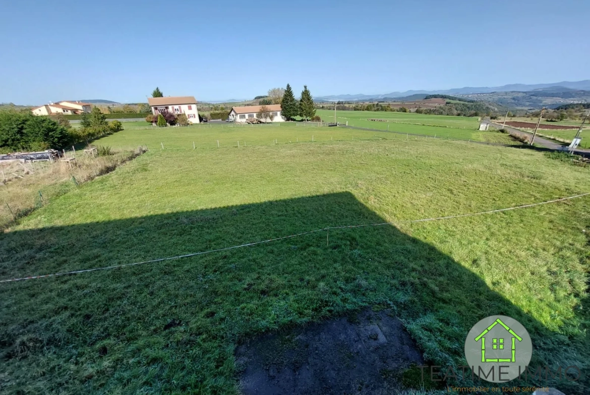 Terrain constructible de 1708 m² au Brignon, Haute-Loire avec vue imprenable 