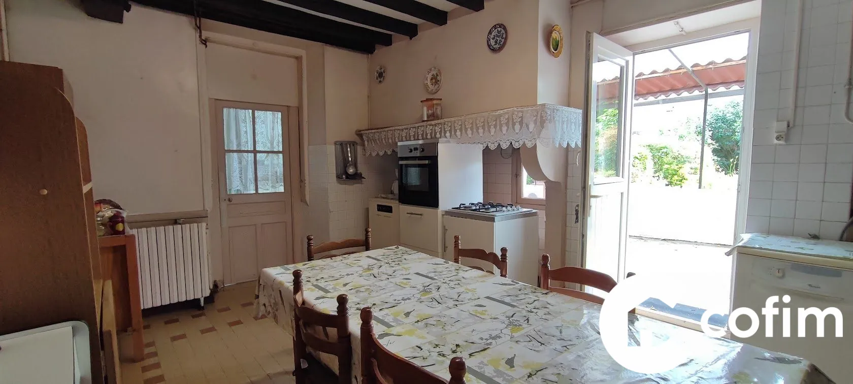 Maison spacieuse de 210 m² avec cour et jardin au cœur de Gan 