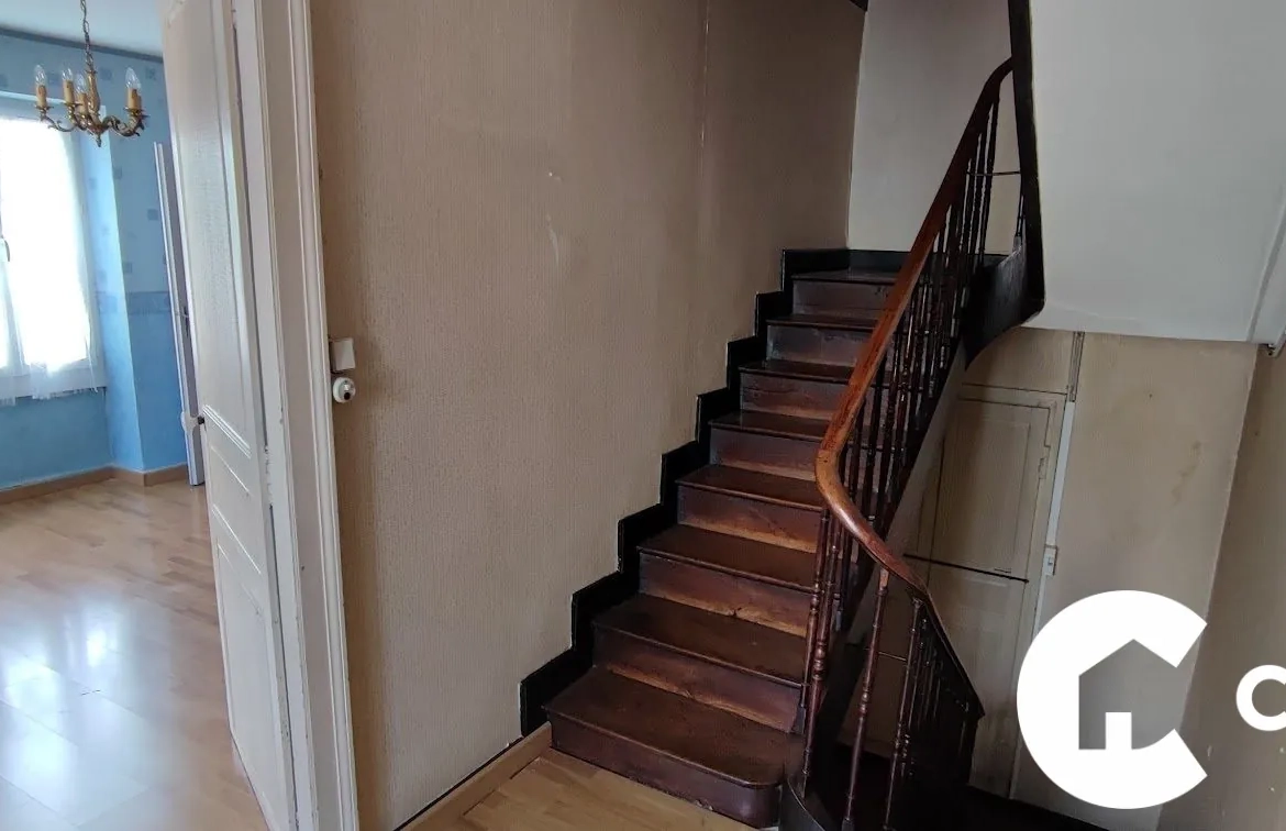 Maison spacieuse de 210 m² avec cour et jardin au cœur de Gan 