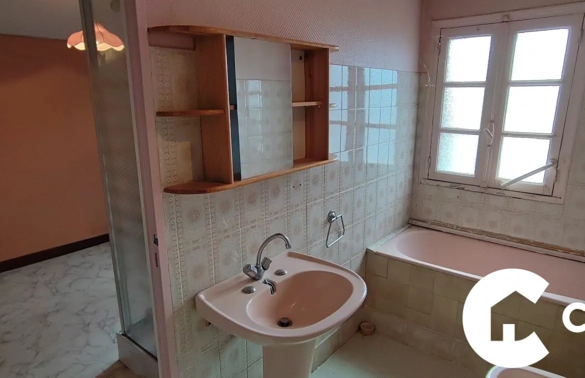 Maison spacieuse de 210 m² avec cour et jardin au cœur de Gan 