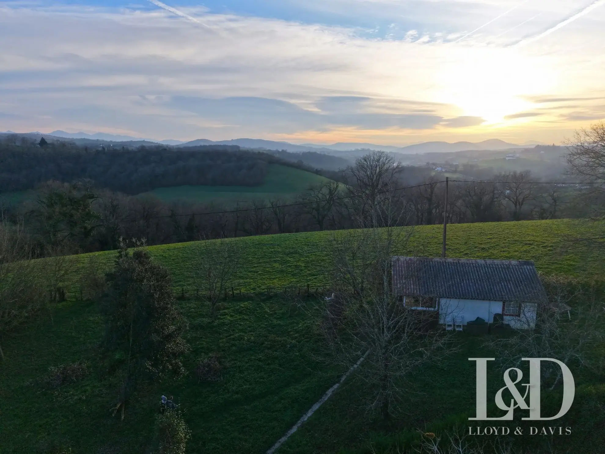 Terrain constructible de 1618 m² à Beyrie-sur-Joyeuse avec vue imprenable 