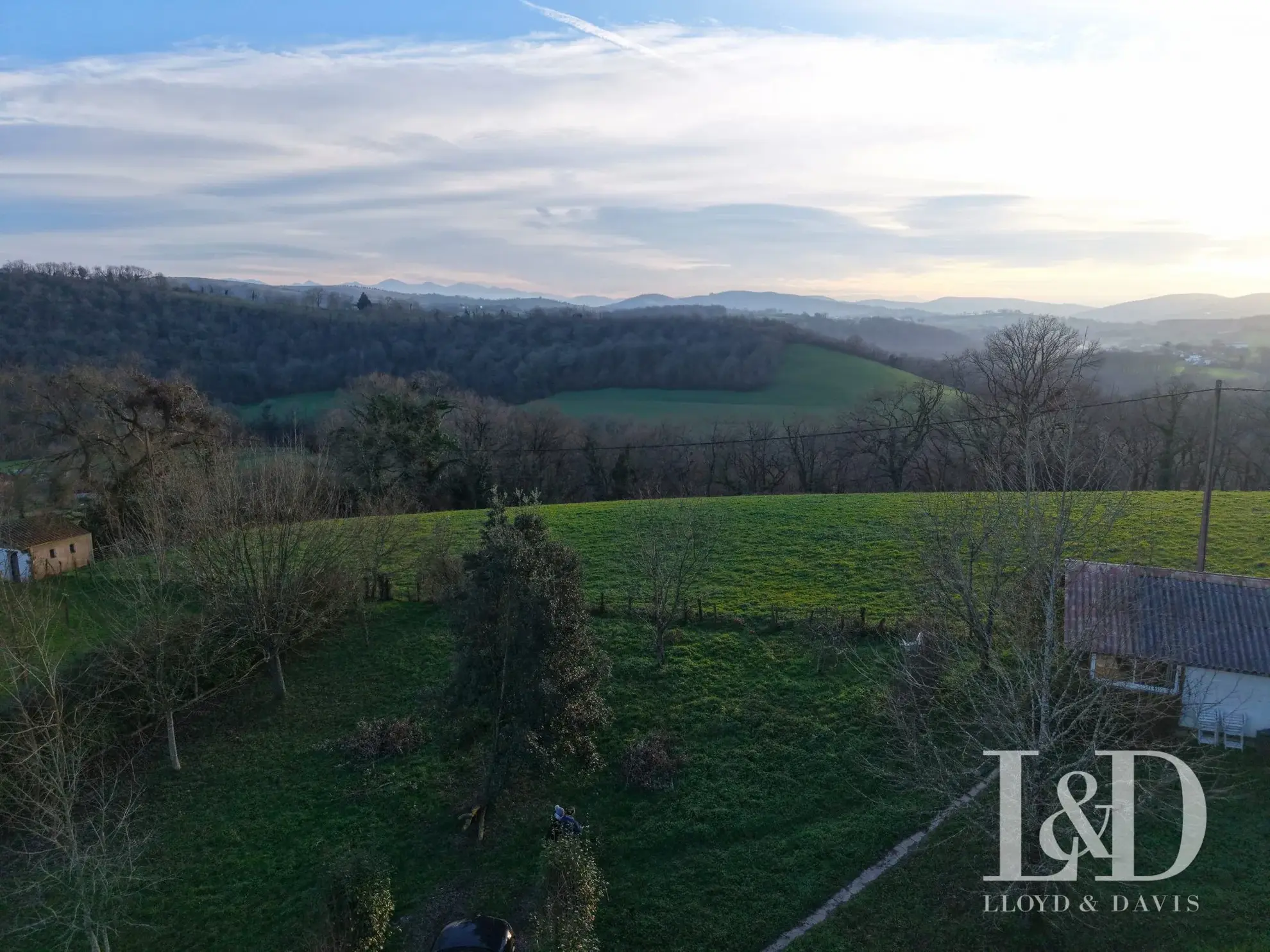 Terrain constructible de 1618 m² à Beyrie-sur-Joyeuse avec vue imprenable 