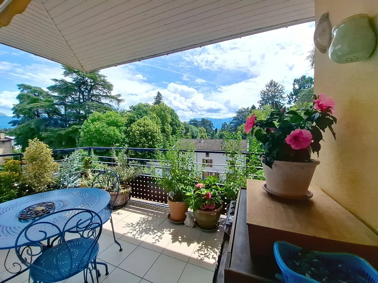 Appartement T4 en dernier étage avec balcon à Rives (85 m²) – Vue sur la Sûre 