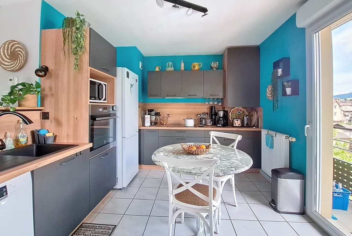 Appartement T4 en dernier étage avec balcon à Rives (85 m²) – Vue sur la Sûre 