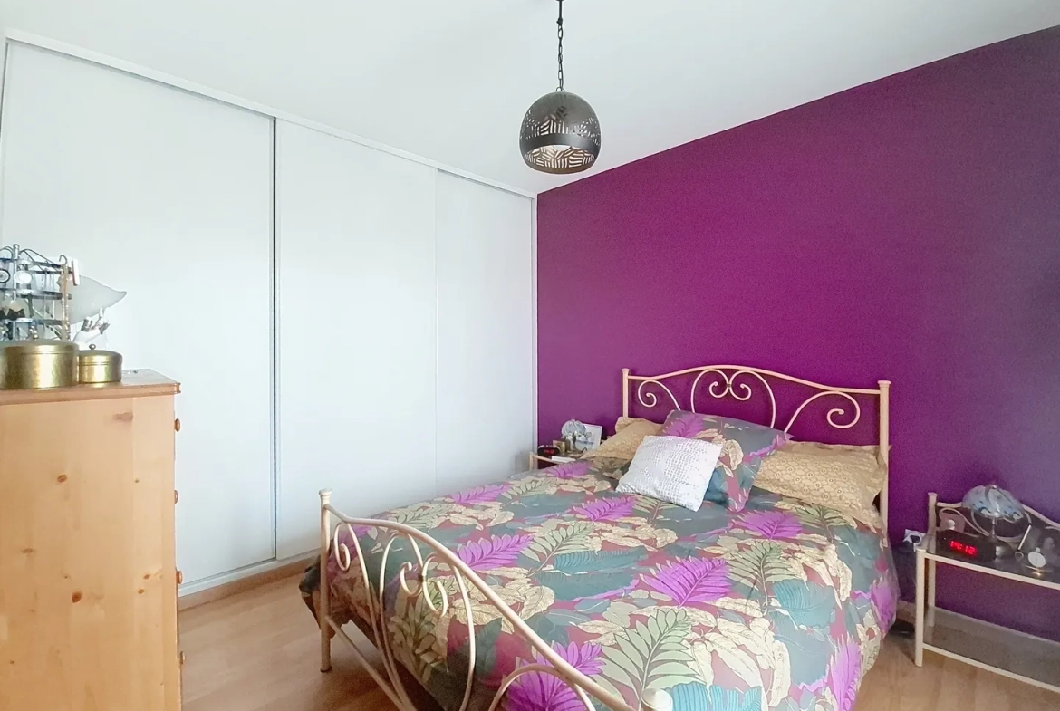 Appartement T4 en dernier étage avec balcon à Rives (85 m²) – Vue sur la Sûre 