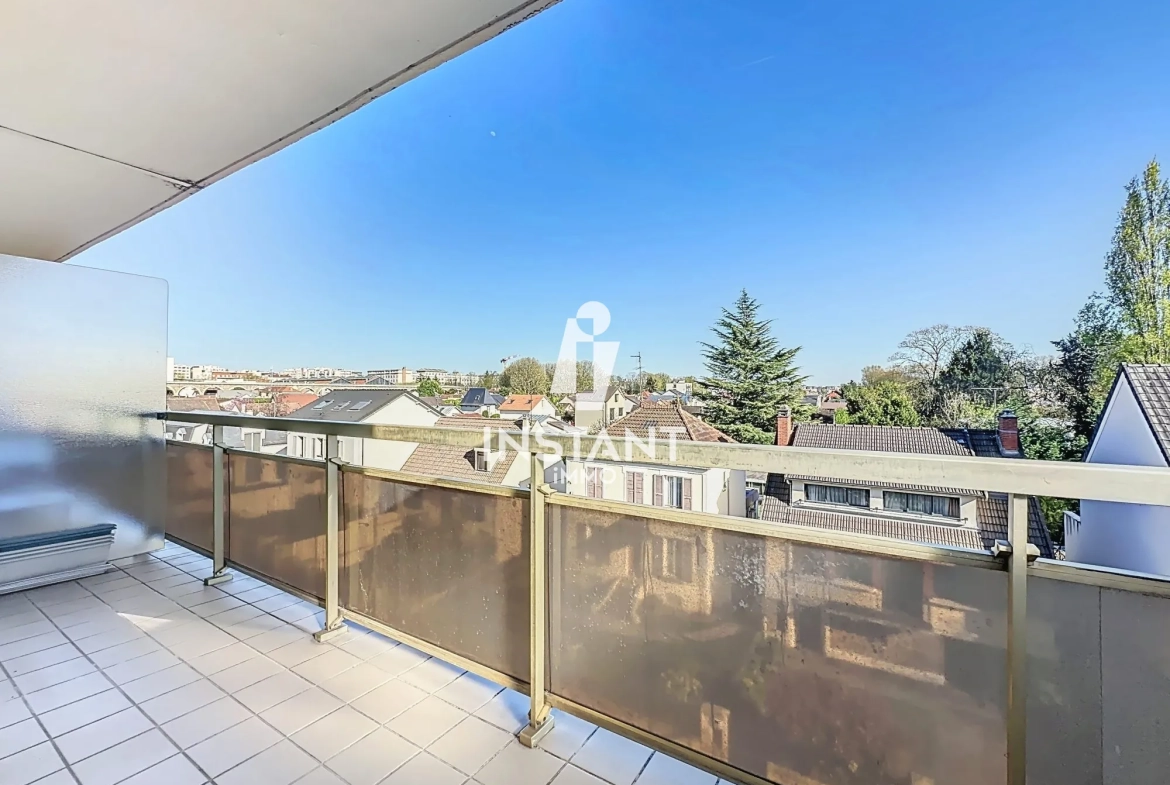 Studio à vendre à Saint-Maur-des-Fossés avec balcon et parking, proche RER 