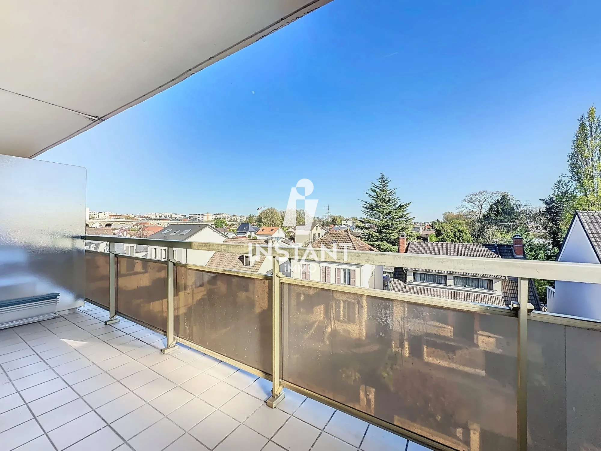Studio à vendre à Saint-Maur-des-Fossés avec balcon et parking, proche RER 