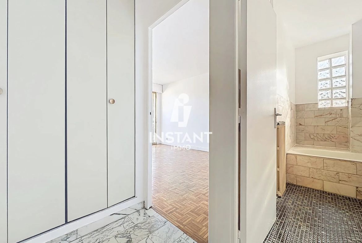 Studio à vendre à Saint-Maur-des-Fossés avec balcon et parking, proche RER 