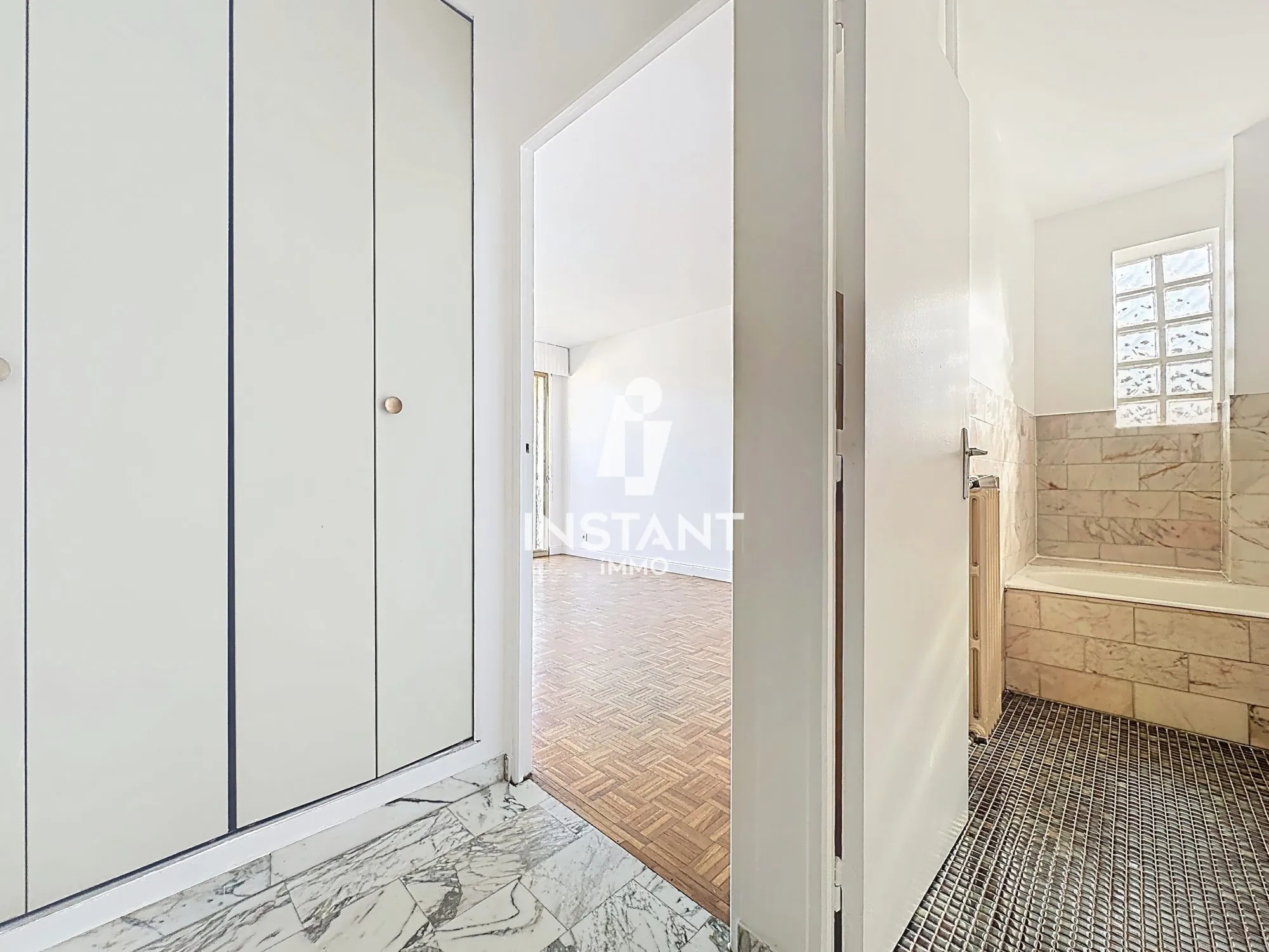 Studio à vendre à Saint-Maur-des-Fossés avec balcon et parking, proche RER 