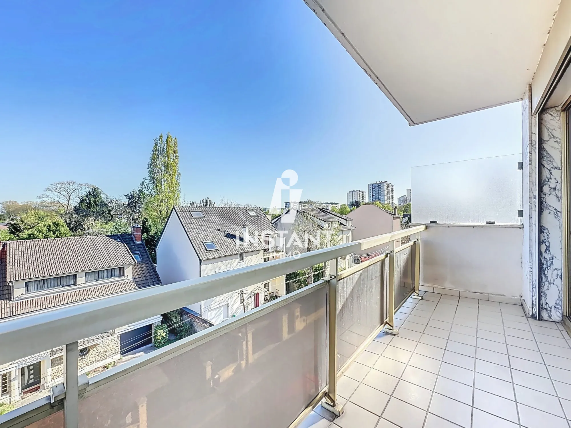 Studio à vendre à Saint-Maur-des-Fossés avec balcon et parking, proche RER 
