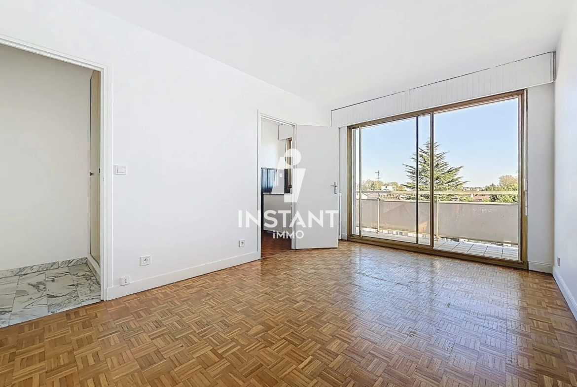 Studio à vendre à Saint-Maur-des-Fossés avec balcon et parking, proche RER 