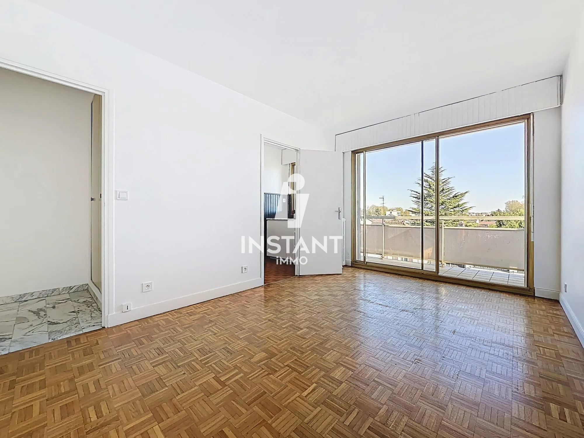 Studio à vendre à Saint-Maur-des-Fossés avec balcon et parking, proche RER 