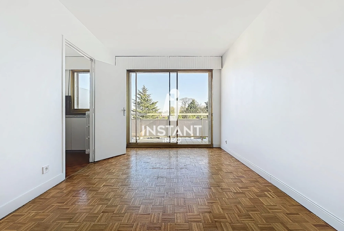 Studio à vendre à Saint-Maur-des-Fossés avec balcon et parking, proche RER 