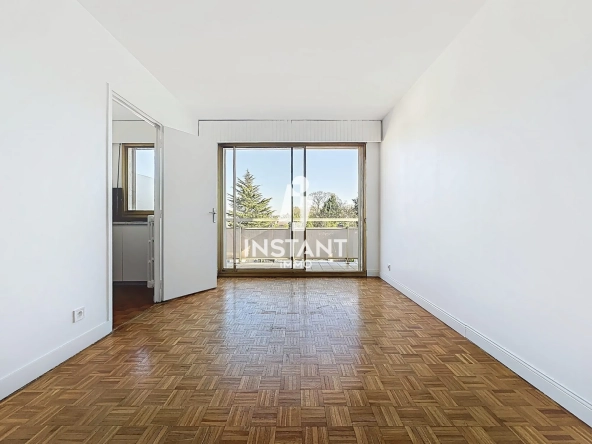 Studio à vendre à Saint-Maur-des-Fossés avec balcon et parking, proche RER