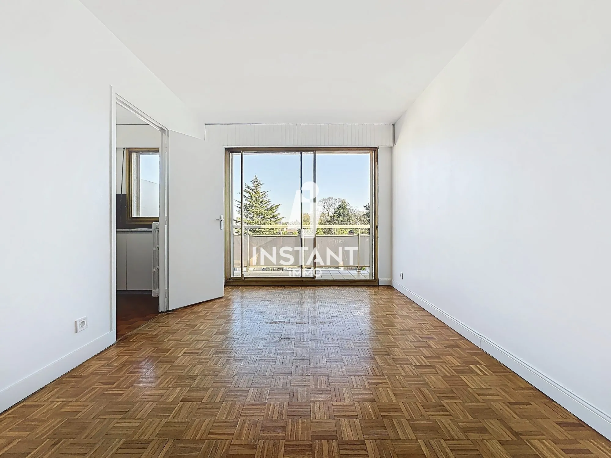 Studio à vendre à Saint-Maur-des-Fossés avec balcon et parking, proche RER 