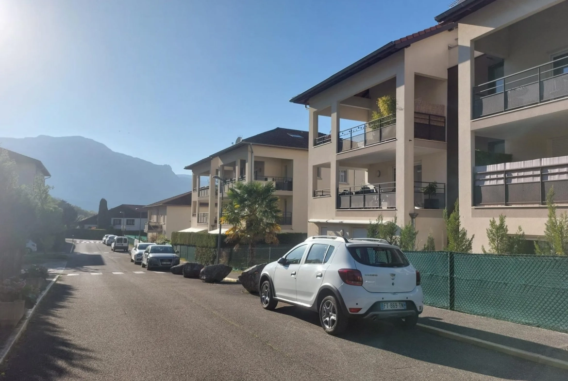 Appartement 2 pièces avec terrasse à Eybens – Résidence avec ascenseur et parking privé 