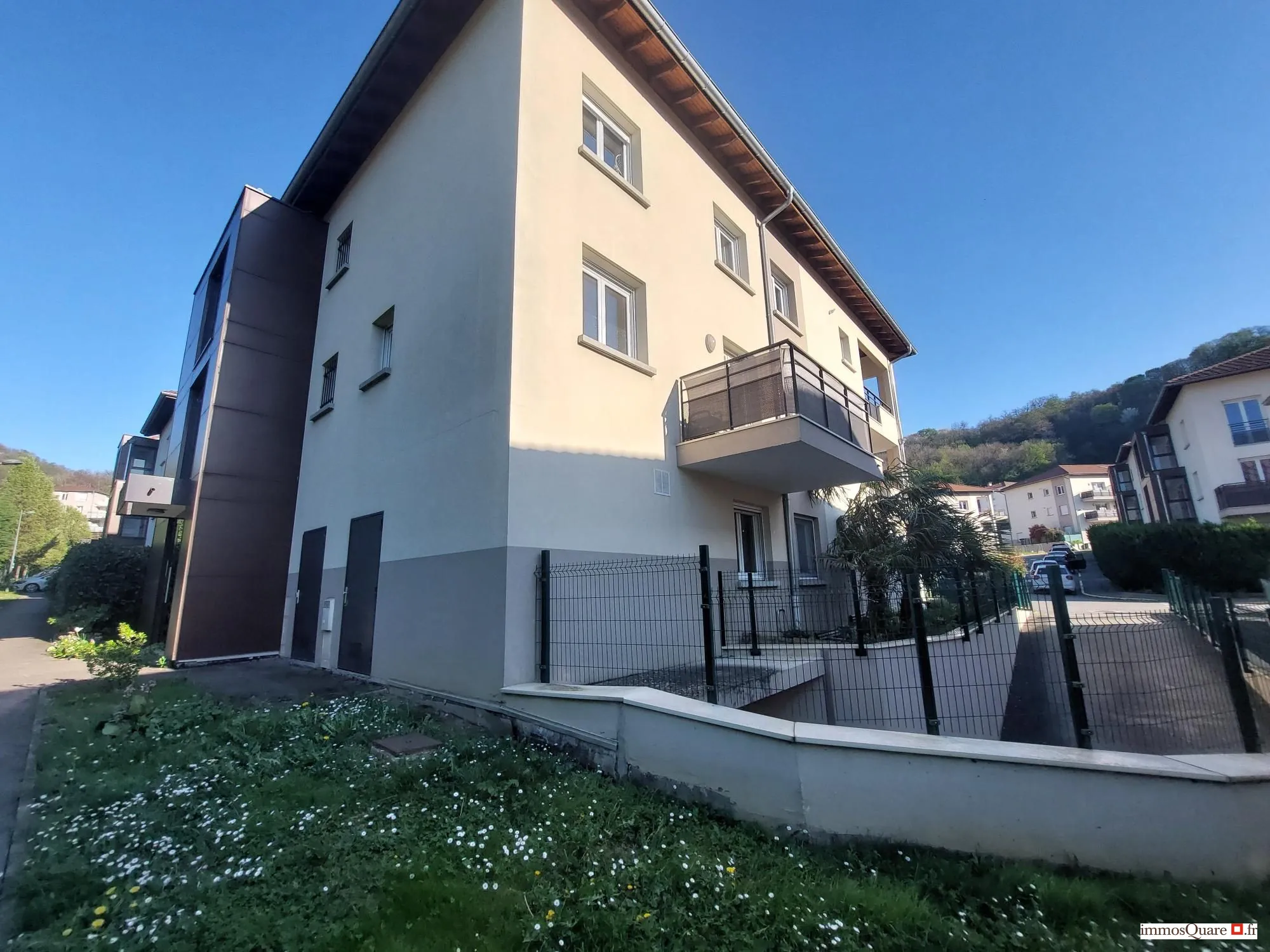 Appartement 2 pièces avec terrasse à Eybens – Résidence avec ascenseur et parking privé 