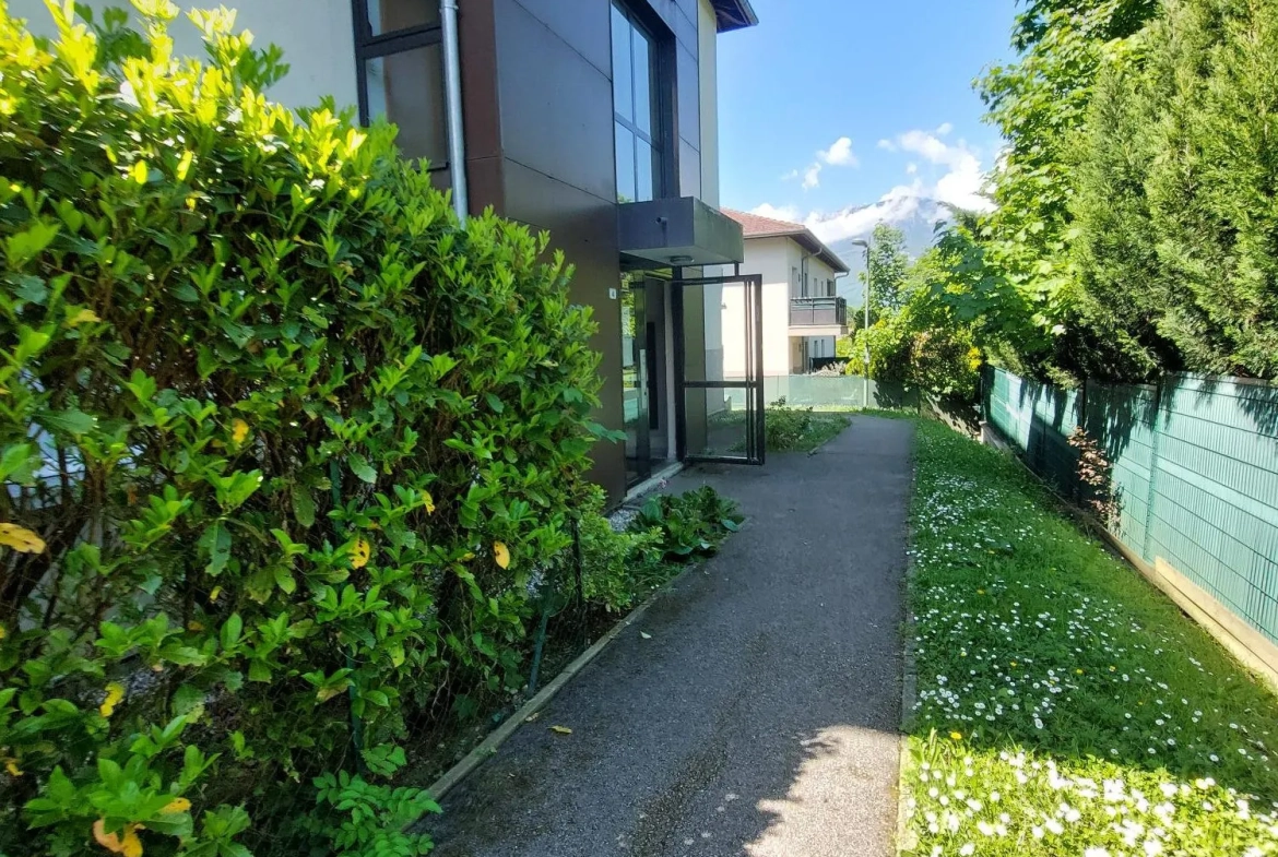 Appartement 2 pièces avec terrasse à Eybens – Résidence avec ascenseur et parking privé 