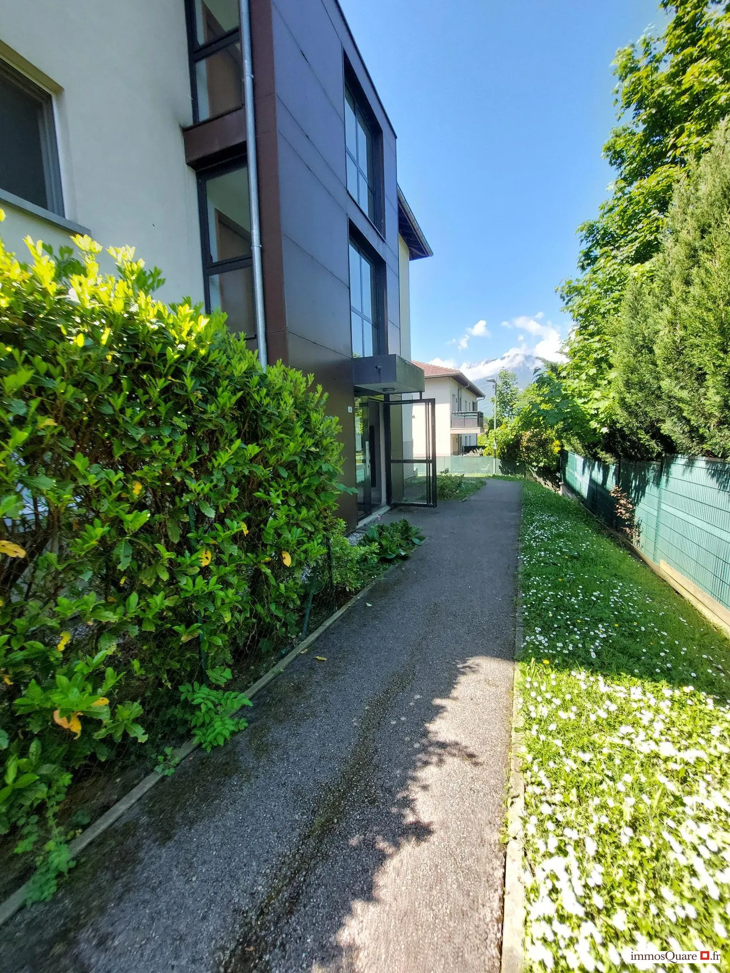 Appartement 2 pièces avec terrasse à Eybens – Résidence avec ascenseur et parking privé 