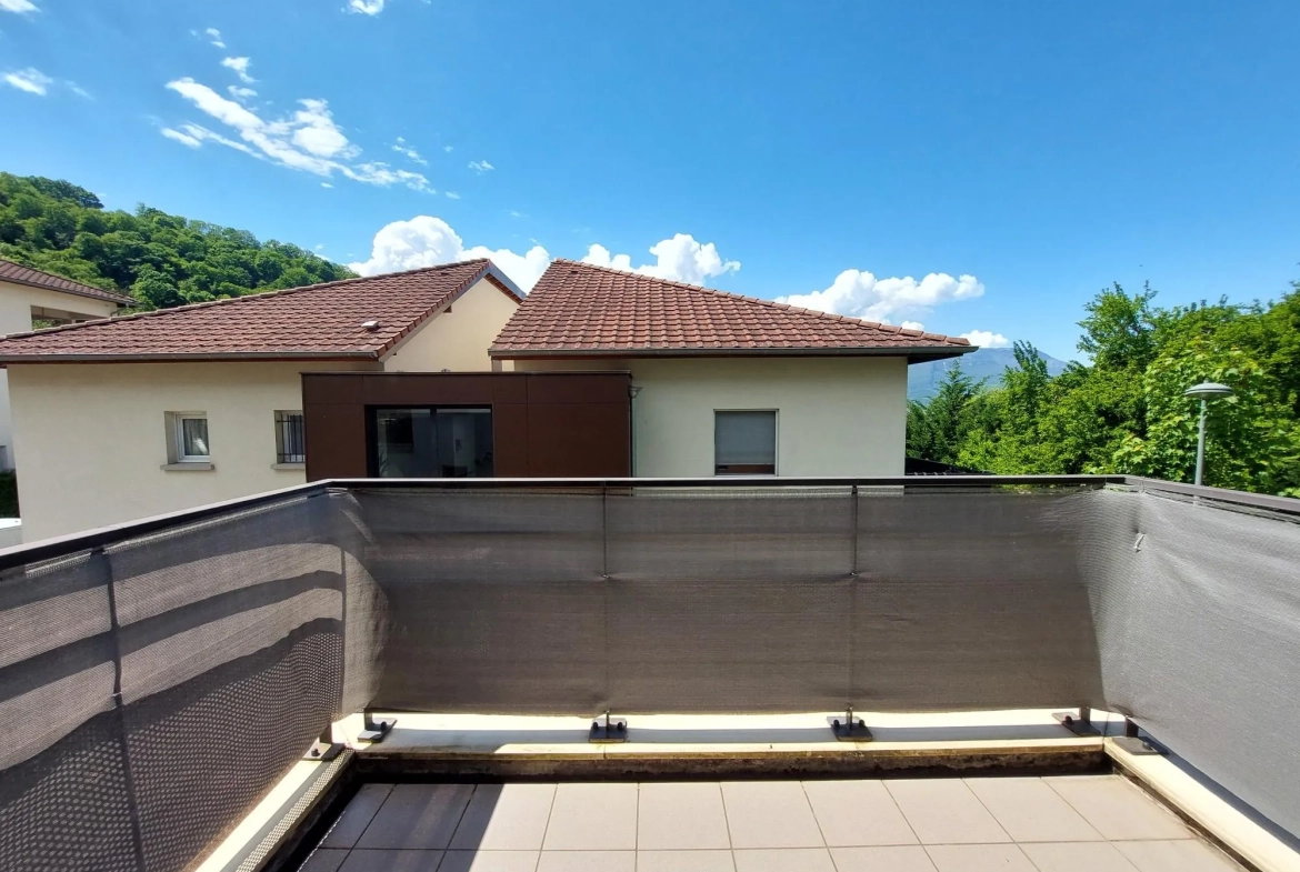 Appartement 2 pièces avec terrasse à Eybens – Résidence avec ascenseur et parking privé 