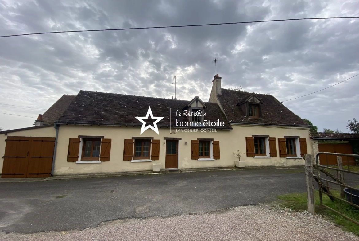 Fermette à vendre au pied de la forêt de Bellême avec 4 chambres et terrain privé 