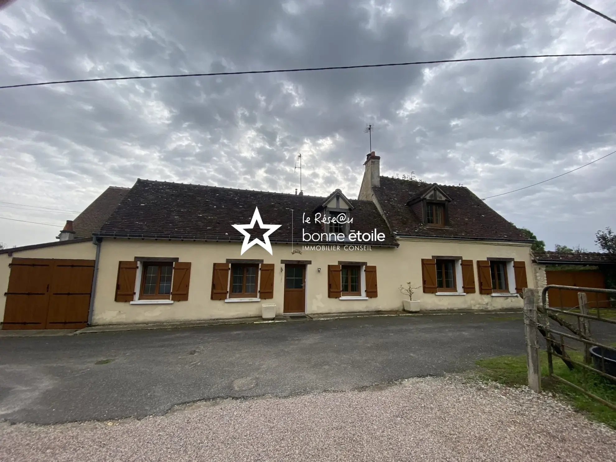 Fermette à vendre au pied de la forêt de Bellême avec 4 chambres et terrain privé 