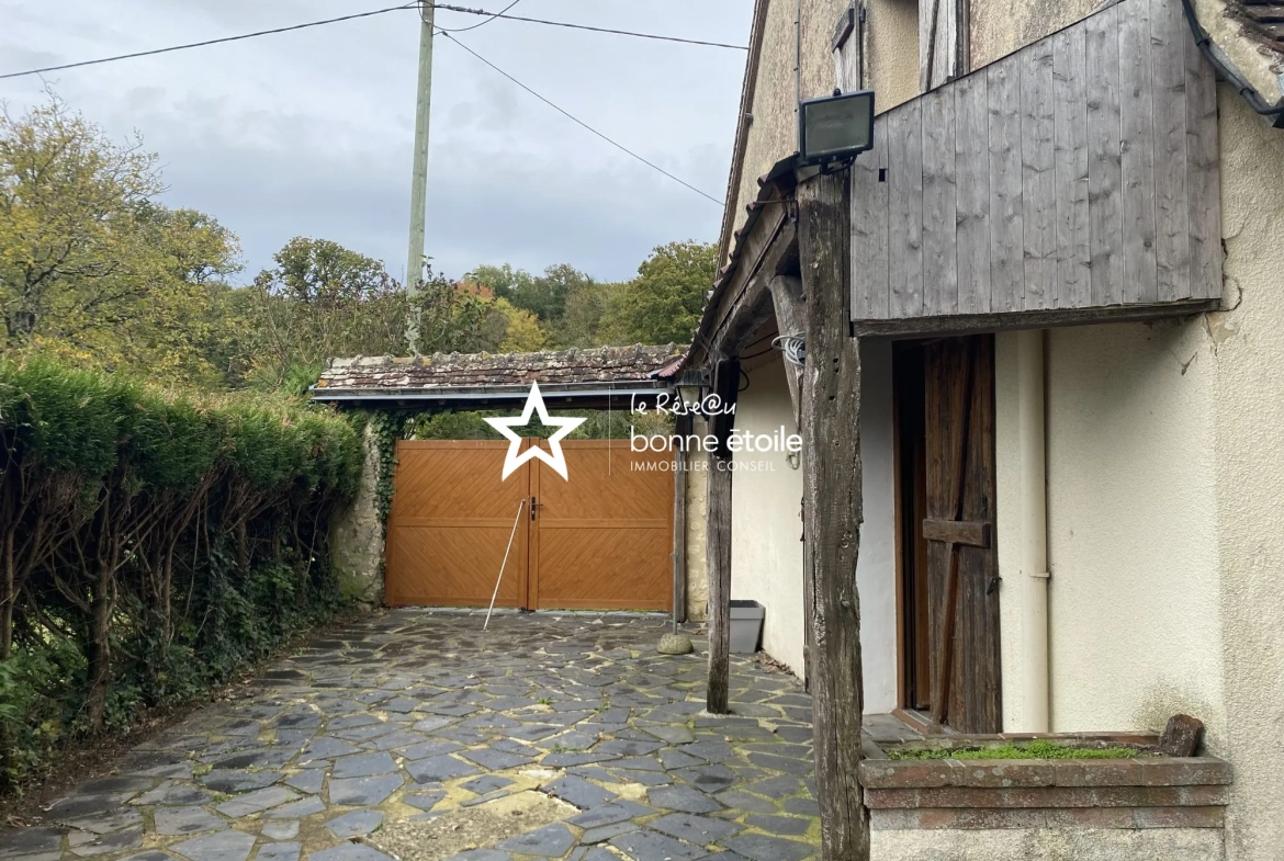 Fermette à vendre au pied de la forêt de Bellême avec 4 chambres et terrain privé 
