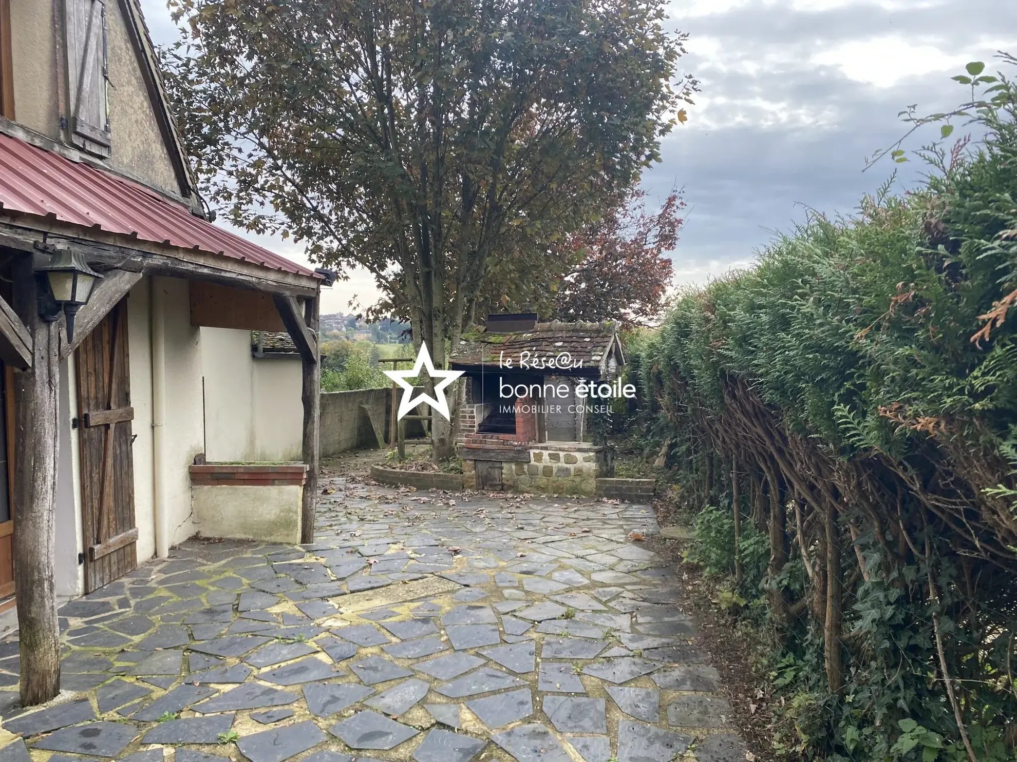 Fermette à vendre au pied de la forêt de Bellême avec 4 chambres et terrain privé 