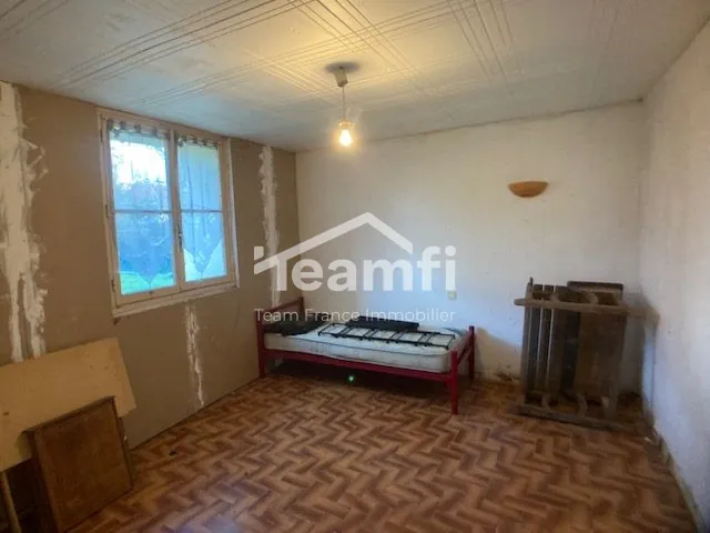 Maison T5 avec grand potentiel à Saint-Denis-de-Palin près Dun-Sur-Auron 