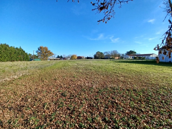 Terrain constructible à Tarabel avec vue sur la campagne - 1020 m²