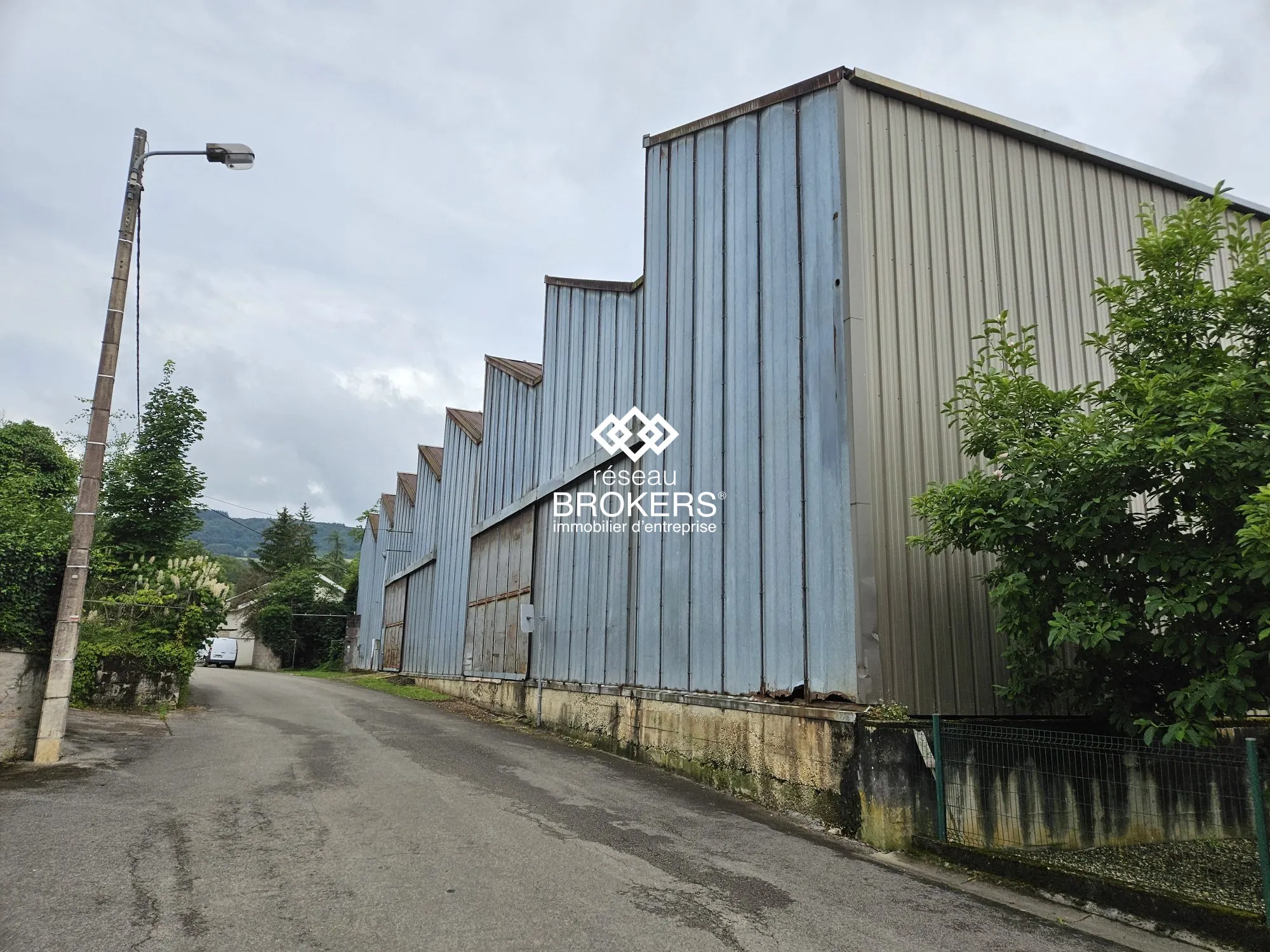 Maison de plain-pied à vendre à Orléat avec grand jardin clos 