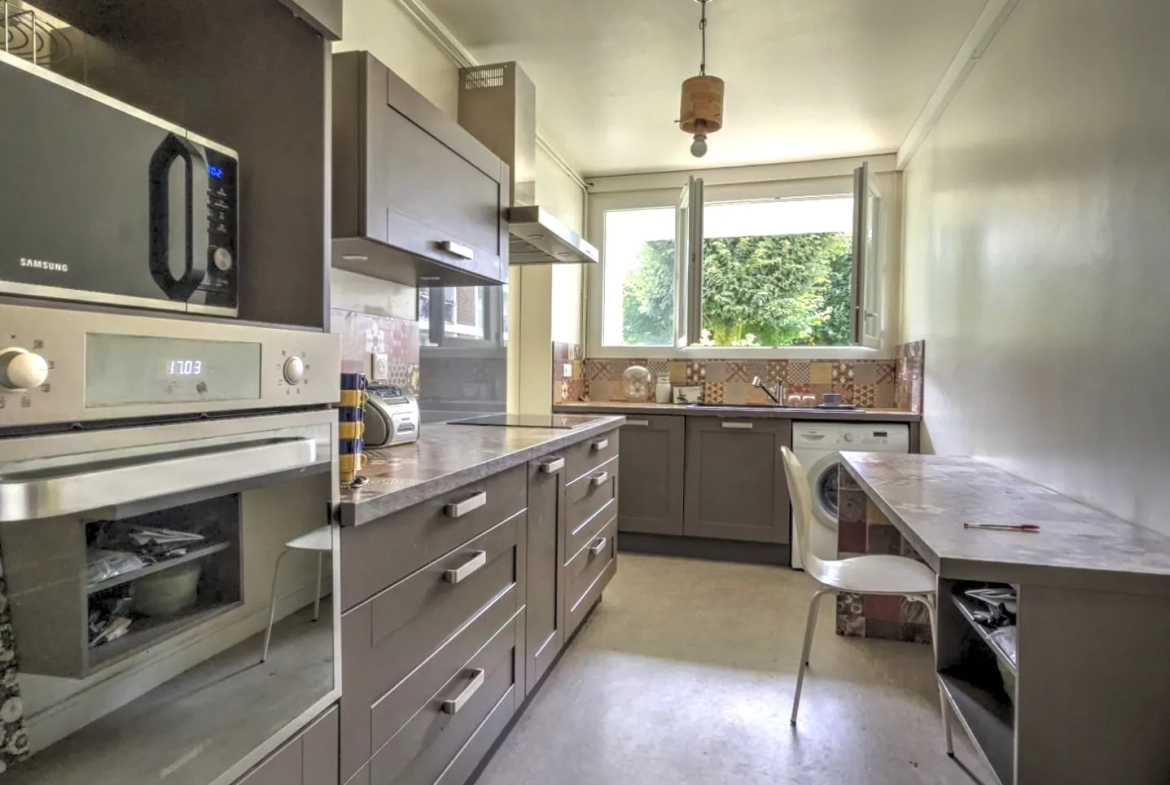 Appartement lumineux de 109 m² avec 4 chambres à Limoges Saint Anne 