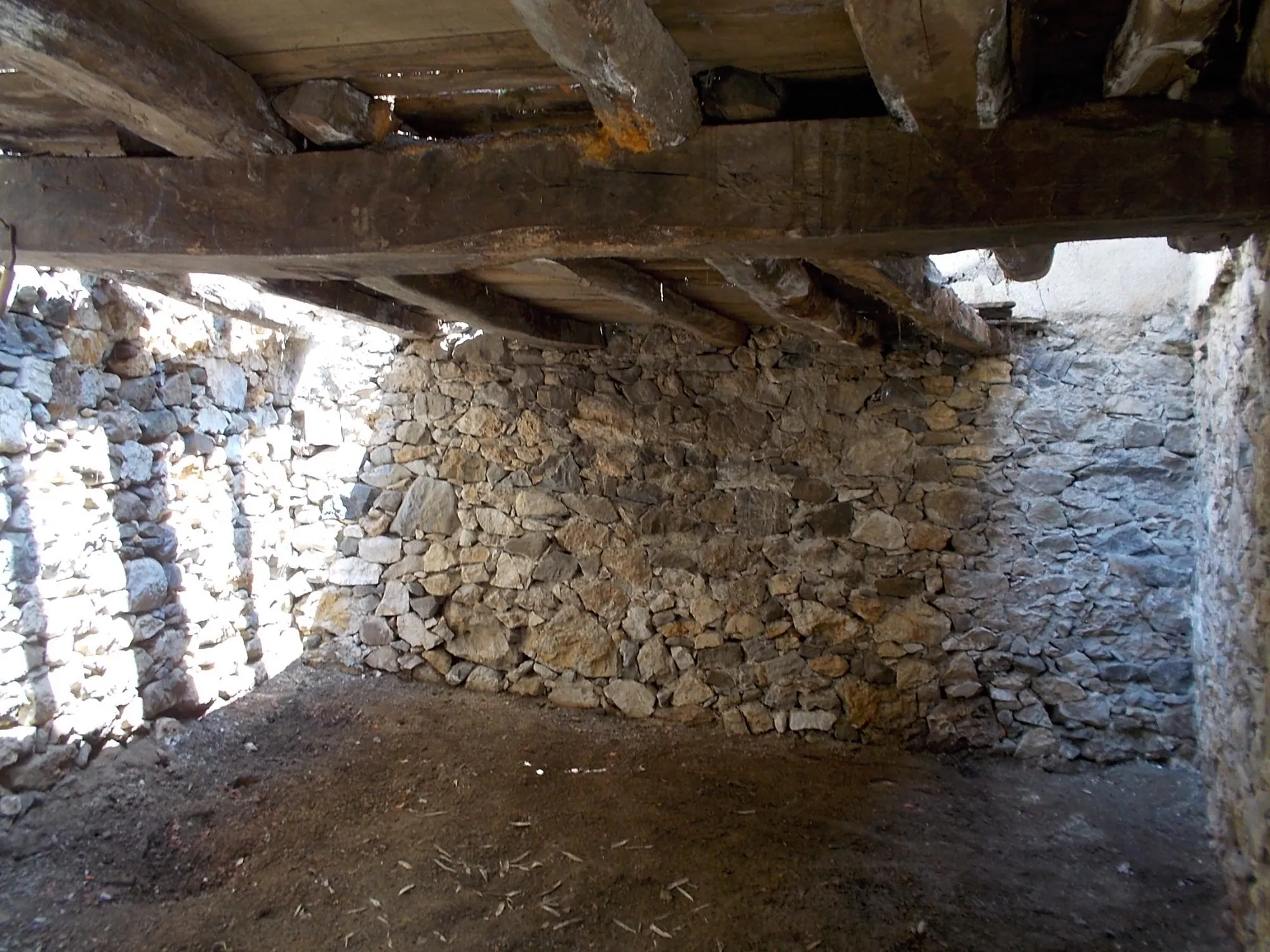Maison à rénover avec grange à Aspet – potentiel élevé 