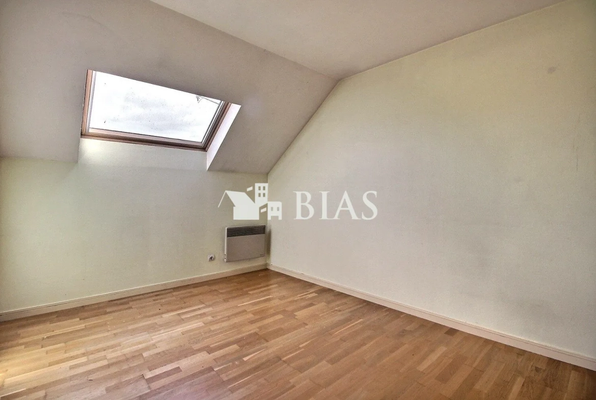 Maison atypique de 99 m² avec terrasse et cave proche écoles - Le Manoir 