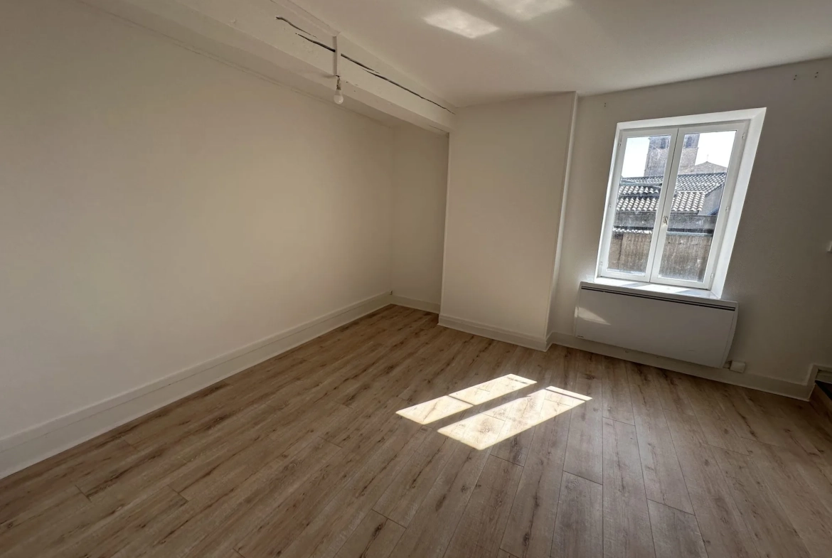 Appartement T4 rénové de 76,10 m² à Beaujeu - Investissement locatif idéal 