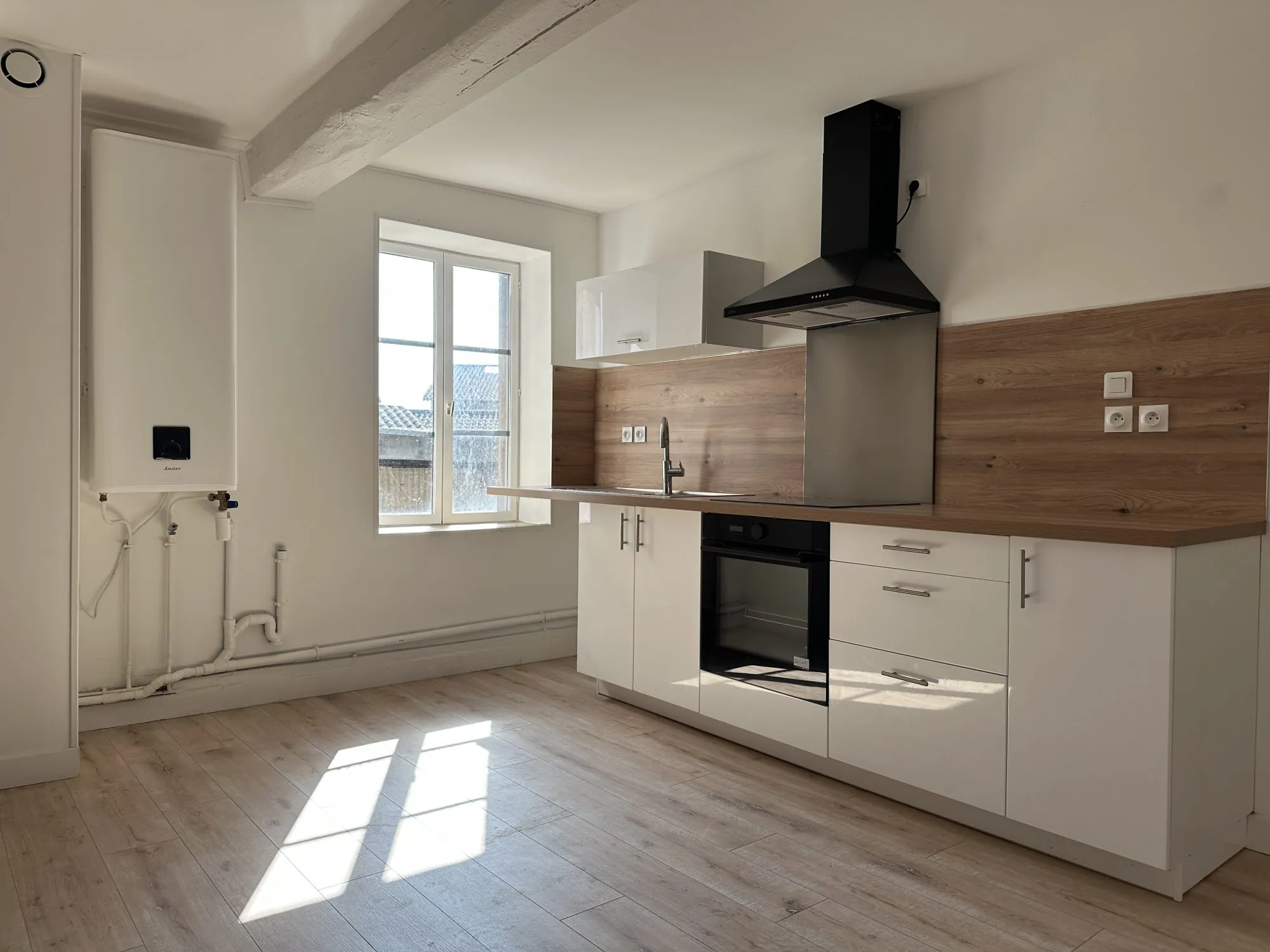 Appartement T4 rénové de 76,10 m² à Beaujeu - Investissement locatif idéal 