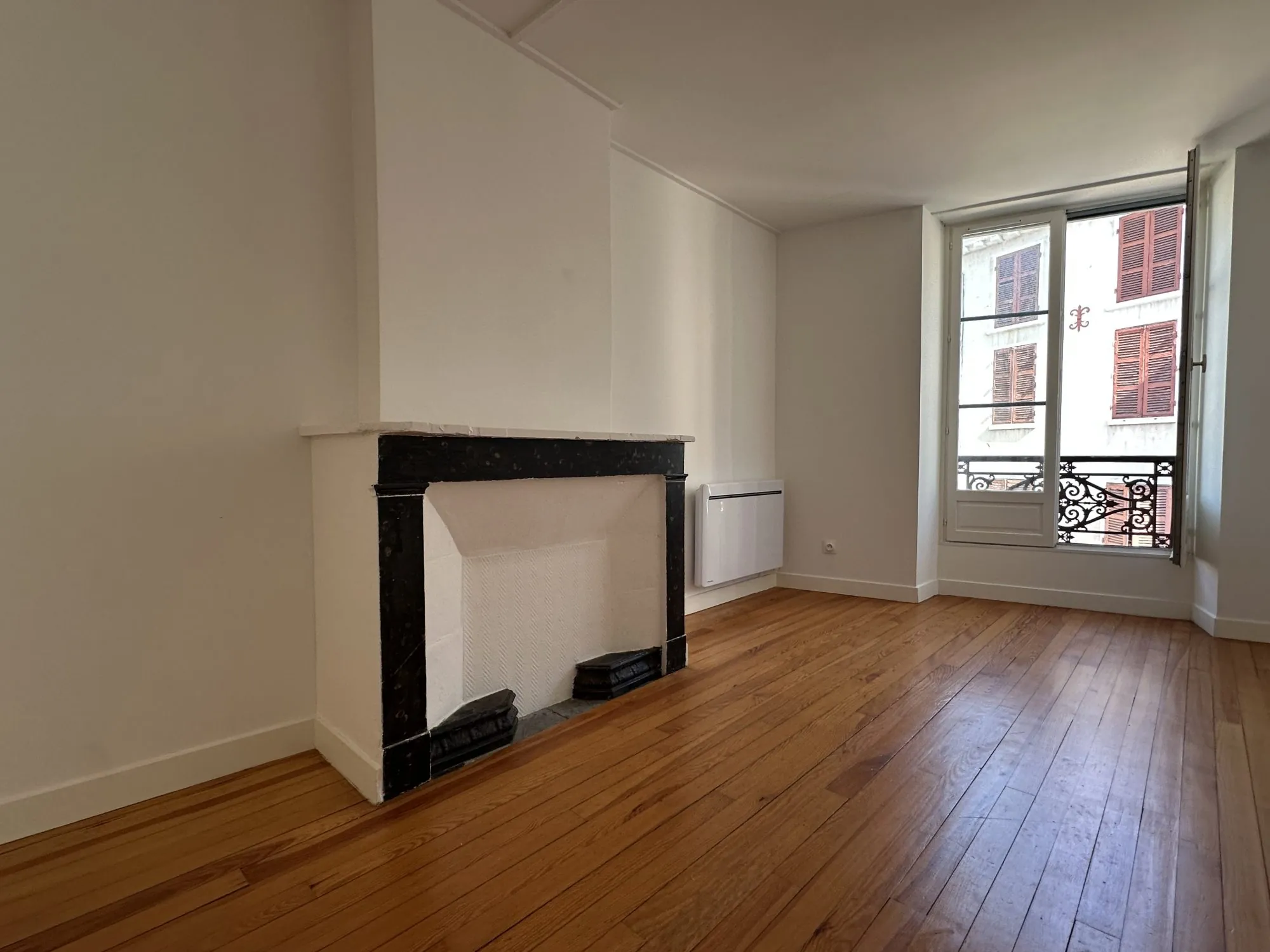 Appartement T4 rénové de 76,10 m² à Beaujeu - Investissement locatif idéal 