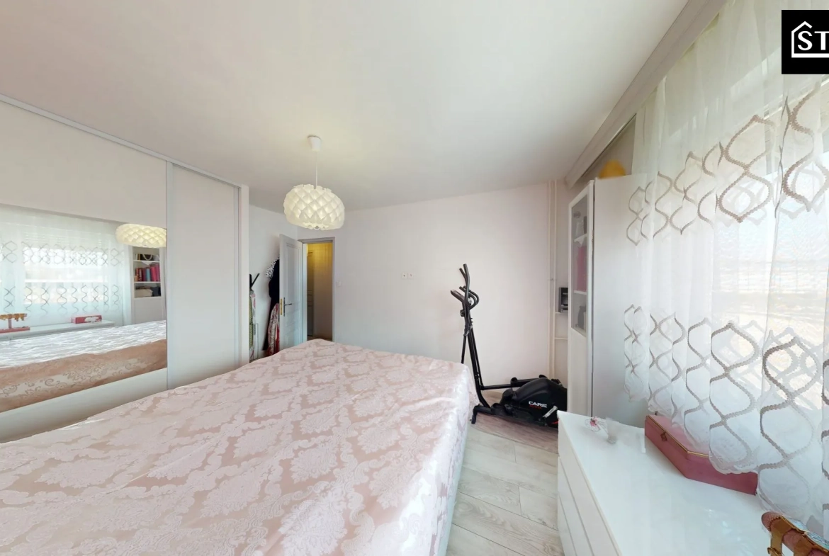 Appartement T4 lumineux de 80 m² à Montbéliard avec véranda et stationnement sécurisé 