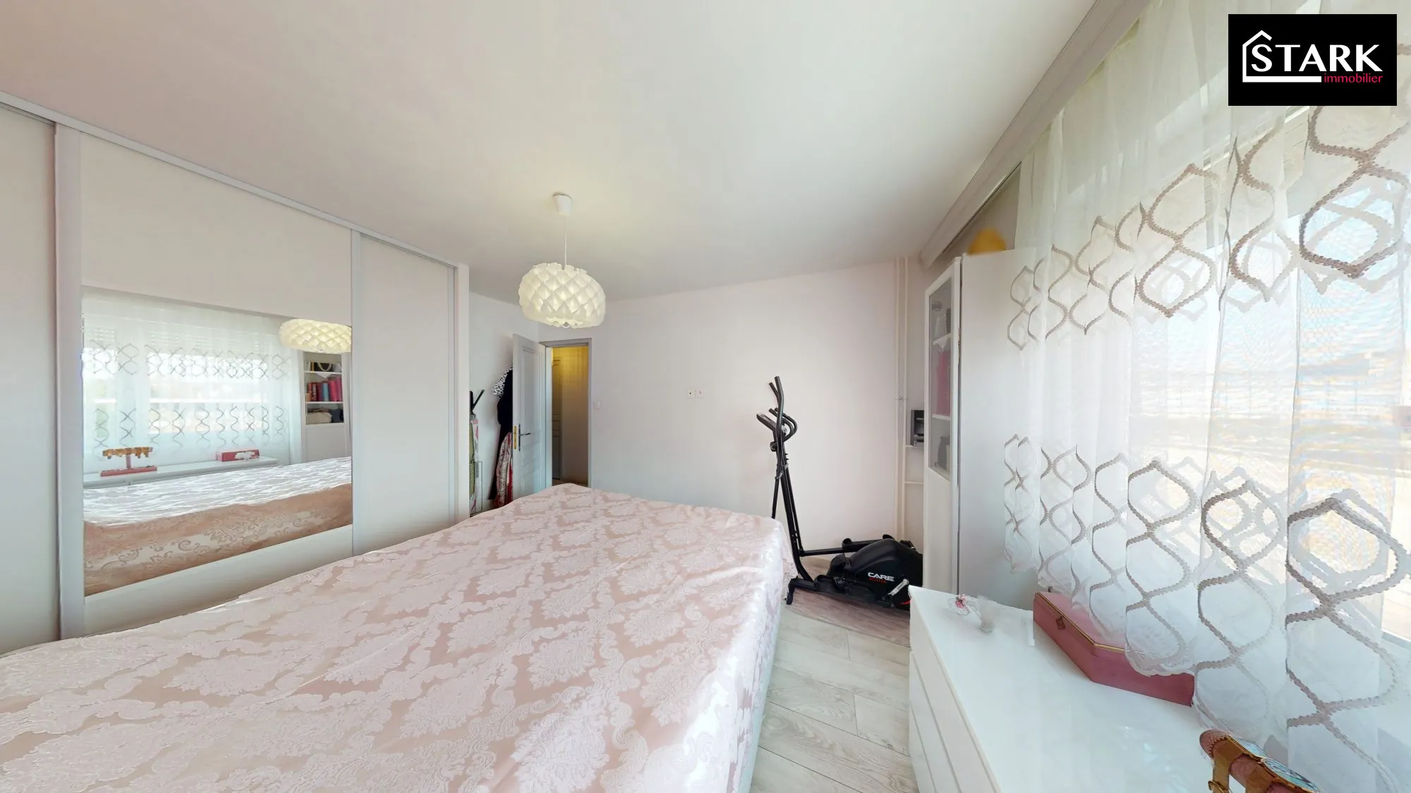 Appartement T4 lumineux de 80 m² à Montbéliard avec véranda et stationnement sécurisé 