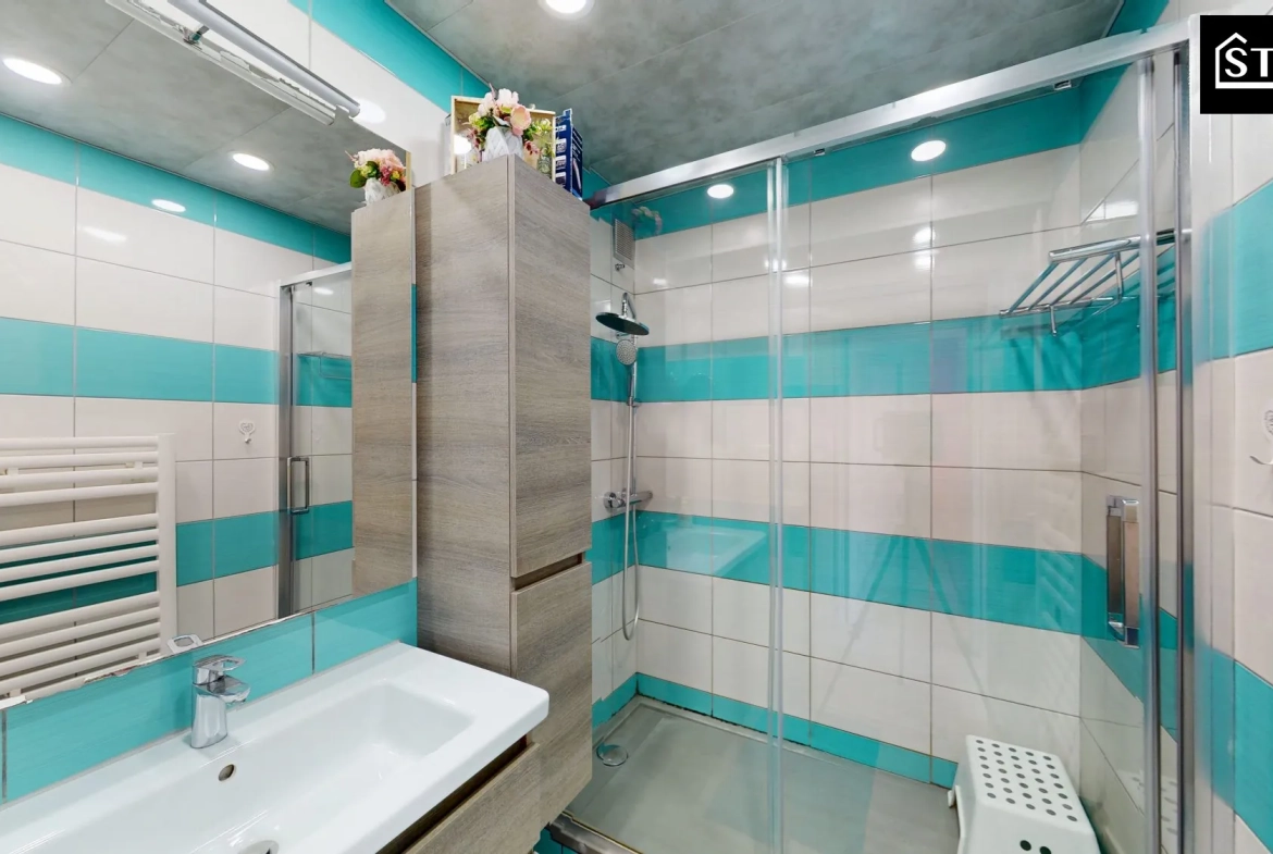 Appartement T4 lumineux de 80 m² à Montbéliard avec véranda et stationnement sécurisé 