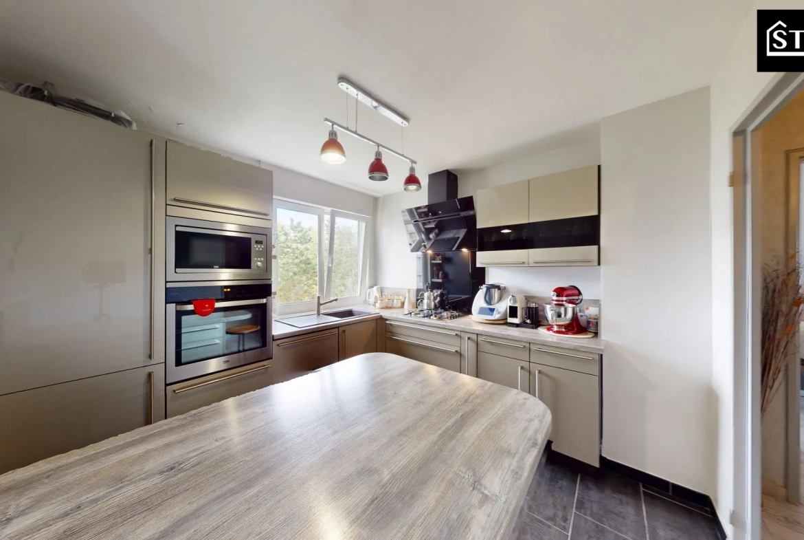 Appartement T4 lumineux de 80 m² à Montbéliard avec véranda et stationnement sécurisé 