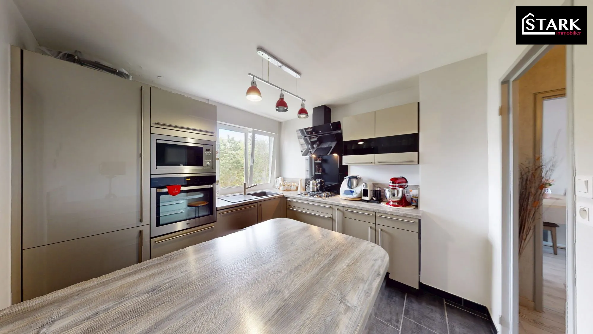 Appartement T4 lumineux de 80 m² à Montbéliard avec véranda et stationnement sécurisé 
