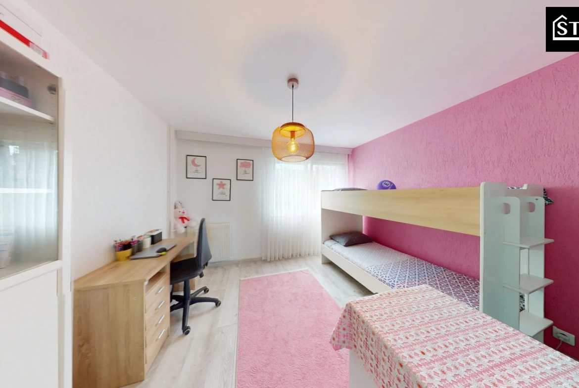 Appartement T4 lumineux de 80 m² à Montbéliard avec véranda et stationnement sécurisé 