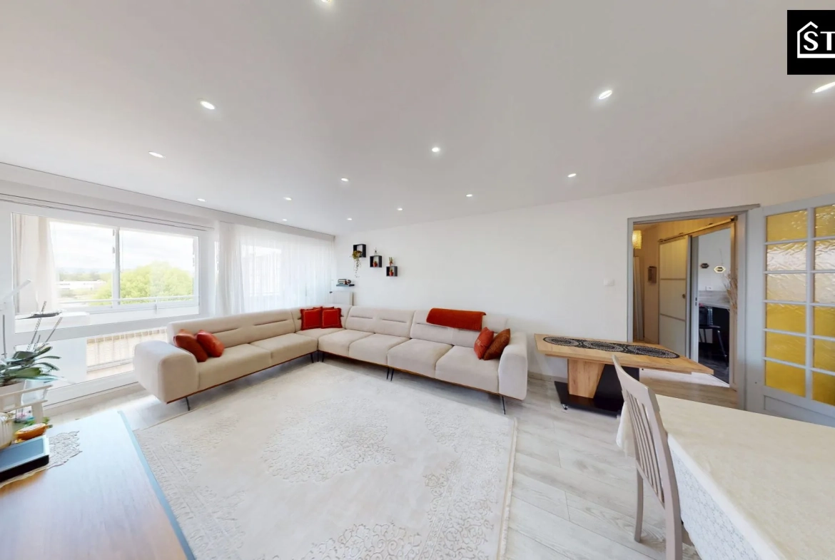 Appartement T4 lumineux de 80 m² à Montbéliard avec véranda et stationnement sécurisé 