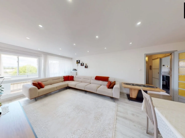 Appartement T4 lumineux de 80 m² à Montbéliard avec véranda et stationnement sécurisé