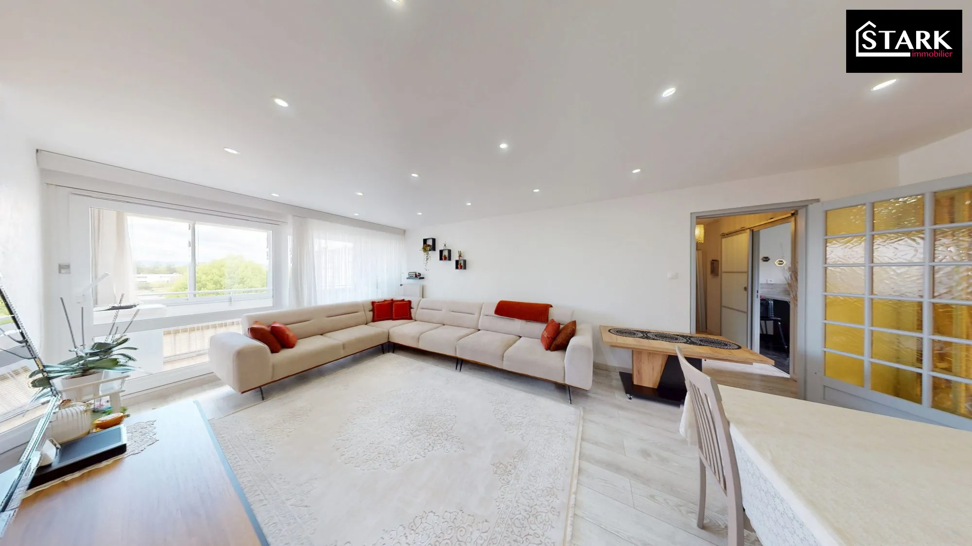 Appartement T4 lumineux de 80 m² à Montbéliard avec véranda et stationnement sécurisé 