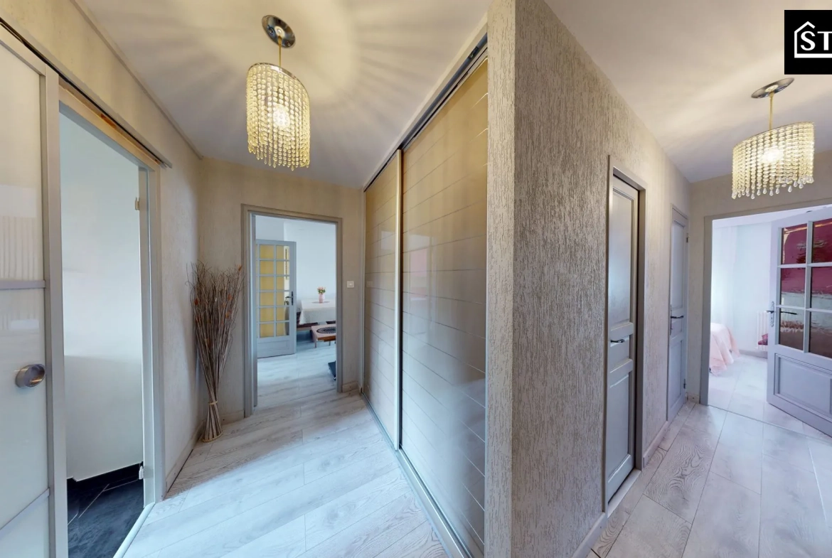 Appartement T4 lumineux de 80 m² à Montbéliard avec véranda et stationnement sécurisé 